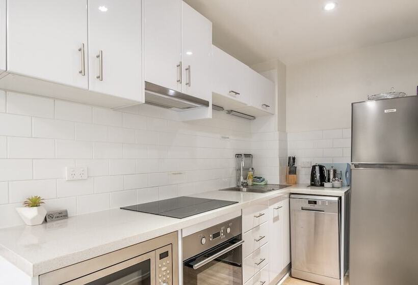 استودیوی استاندارد, Byron Central Apartments