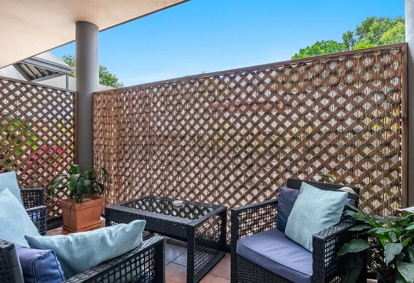 استودیوی استاندارد, Byron Central Apartments