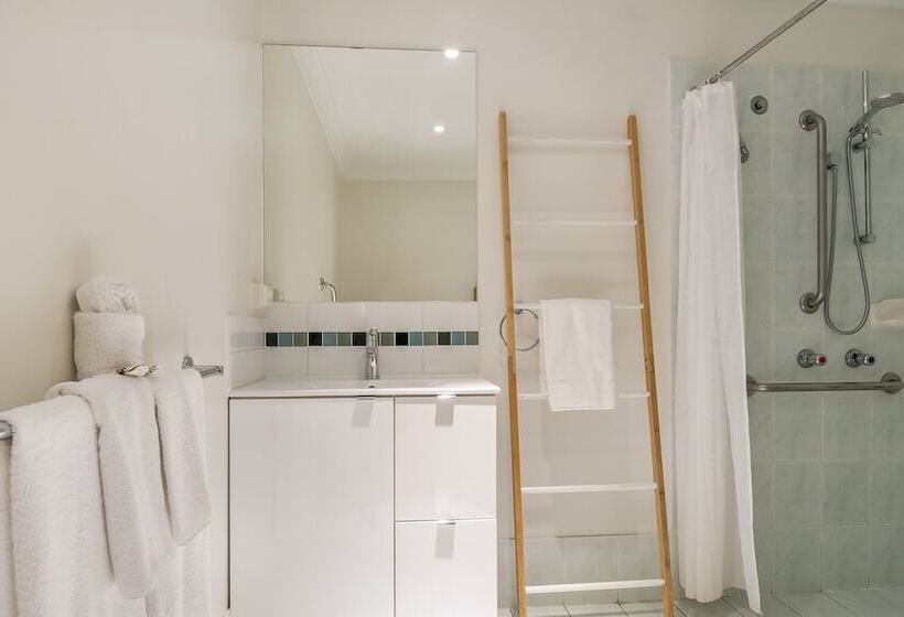 استودیوی استاندارد, Byron Central Apartments