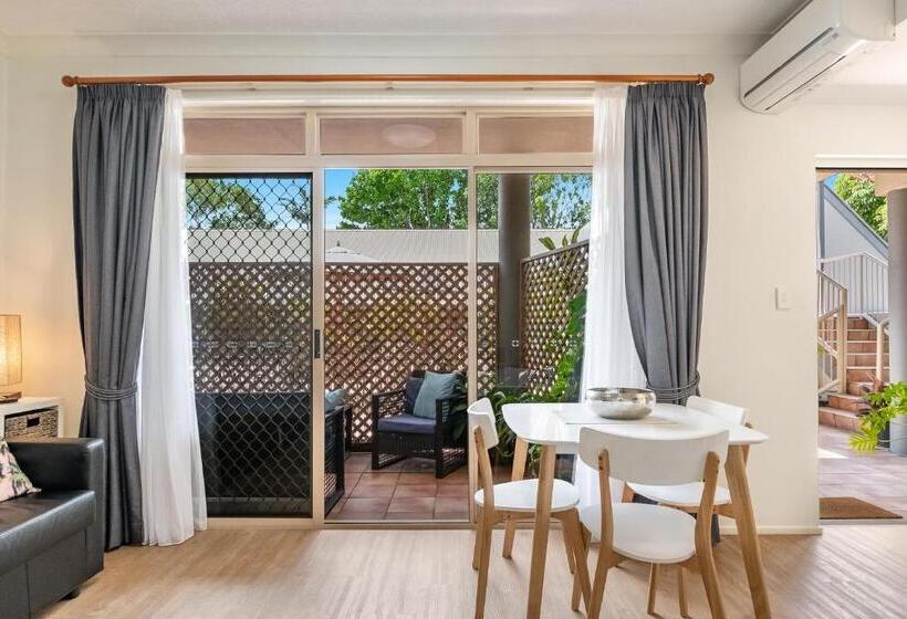 استودیوی استاندارد, Byron Central Apartments