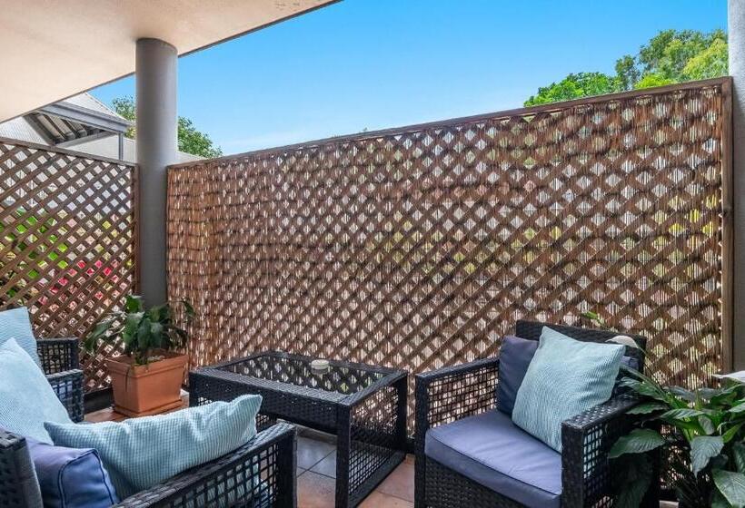 استودیوی استاندارد, Byron Central Apartments