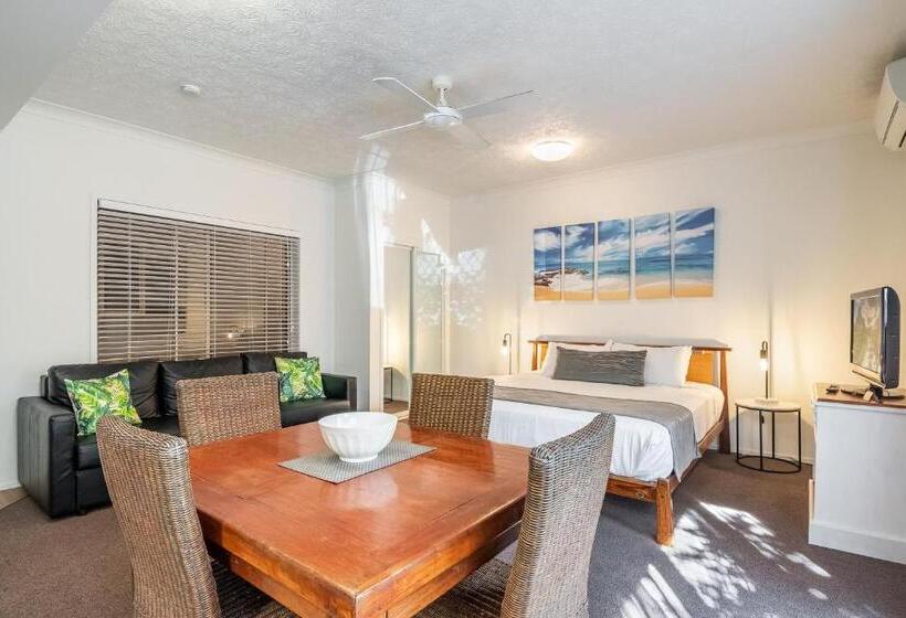 استودیوی استاندارد, Byron Central Apartments