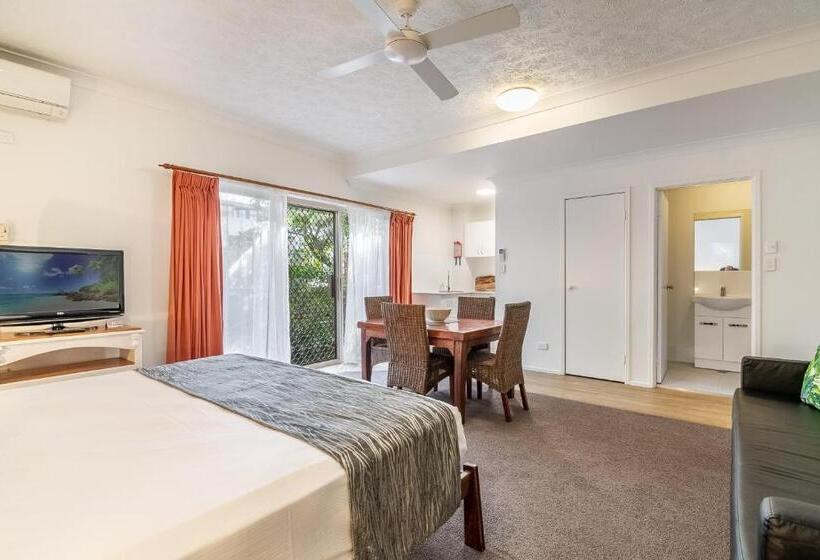 استودیوی استاندارد, Byron Central Apartments