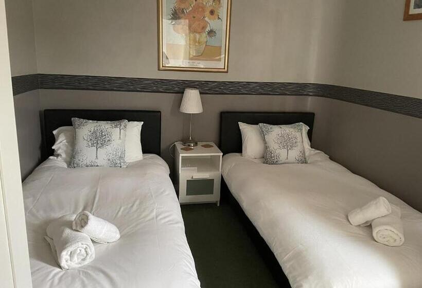 اتاق استاندارد, The Sun Inn