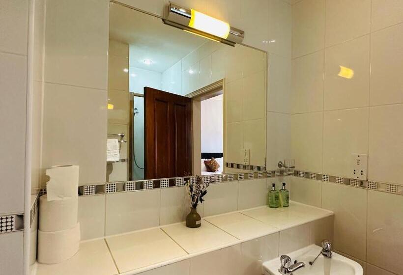 Standard Triple Room Shared Bathroom, Abbotsford Guest House