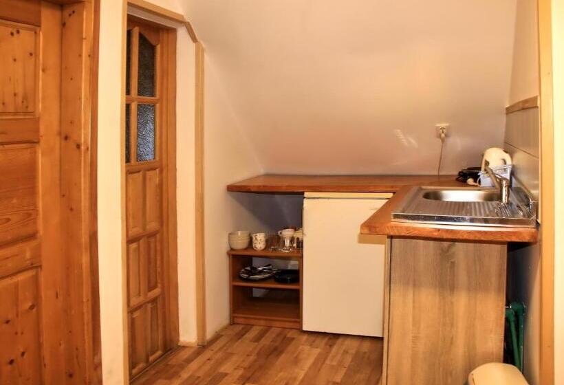 استودیوی استاندارد, Camping Pod Krokwią