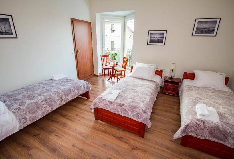 اتاق استاندارد سه نفره, Royal House