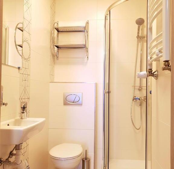 اتاق استاندارد چهارنفره با سرویس بهداشتی مشترک, Hostel Annamarie