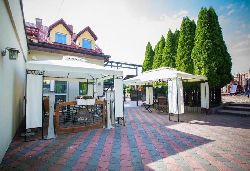 Standard Triple Room with Terrace, B&m Guesthouse