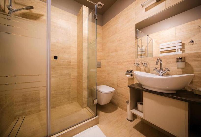 Standard Triple Room with Terrace, B&m Guesthouse