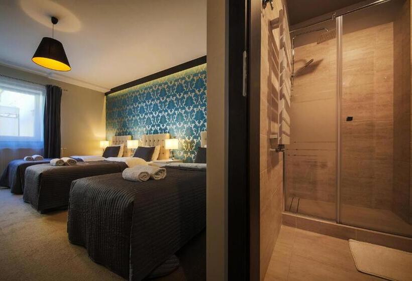 Standard Triple Room with Terrace, B&m Guesthouse