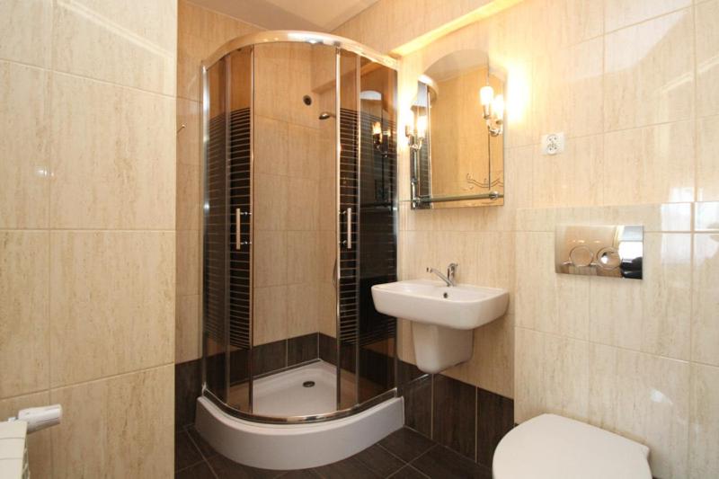 اتاق استاندارد سه نفره, Stratos