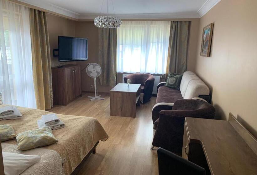 استودیوی سوپریور, Stratos
