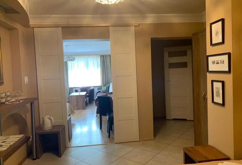 استودیوی سوپریور, Stratos