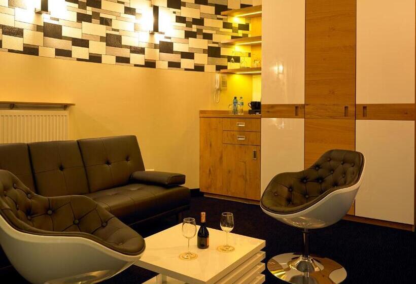 استودیوی لوکس, Aura   Hotel & Restaurant & Sauna