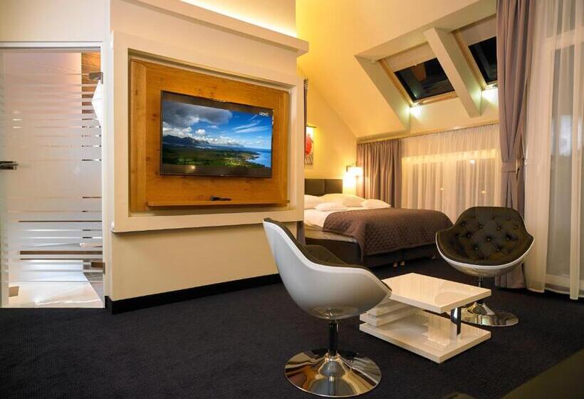 استودیوی لوکس, Aura   Hotel & Restaurant & Sauna