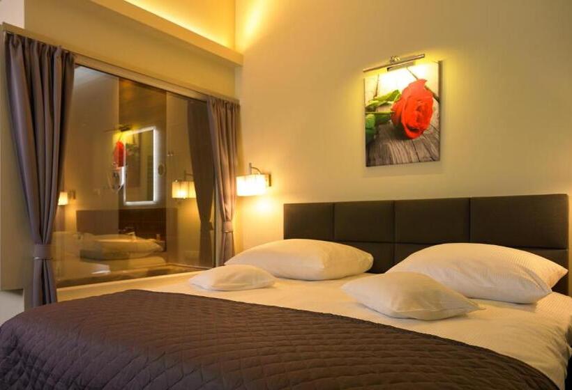 استودیوی لوکس, Aura   Hotel & Restaurant & Sauna