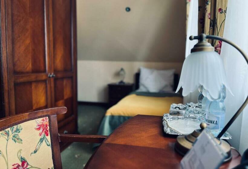 اتاق راحتی سه تخته, Villa Bohema