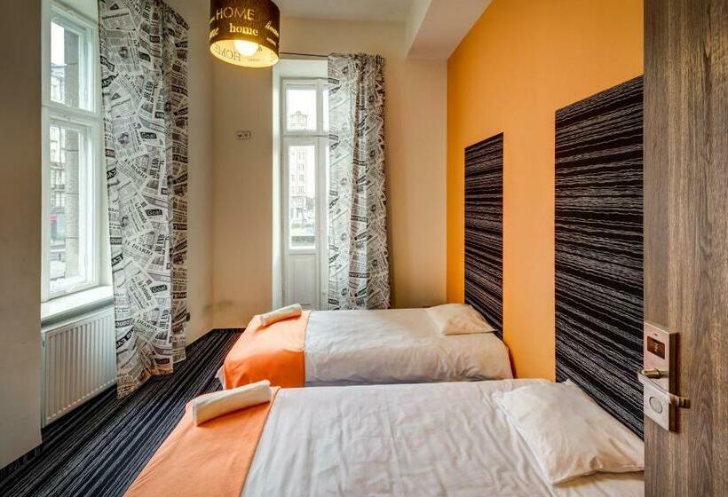 اتاق استاندارد با سرویس بهداشتی مشترک, Planet Hostel