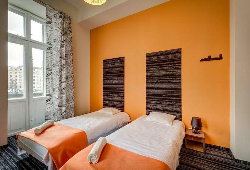 اتاق استاندارد با سرویس بهداشتی مشترک, Planet Hostel