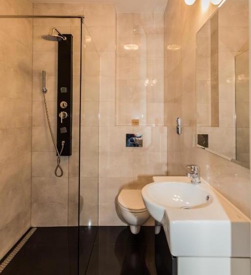 استودیوی استاندارد, Planet Hostel
