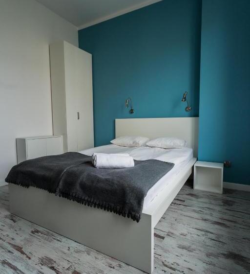استودیوی استاندارد, Planet Hostel