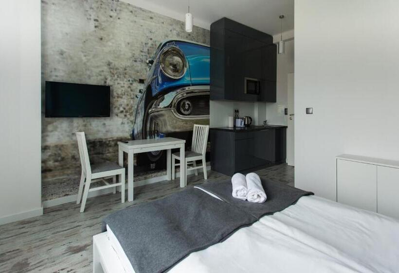 استودیوی استاندارد, Planet Hostel