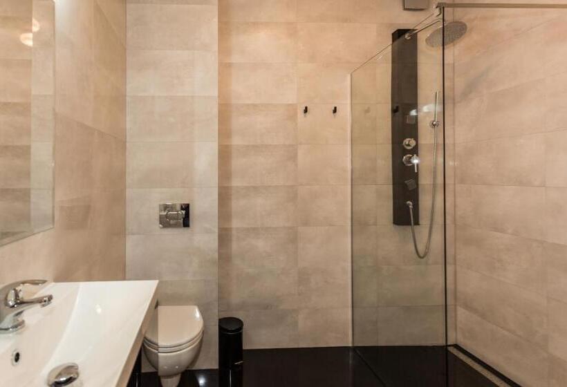 استودیوی استاندارد, Planet Hostel