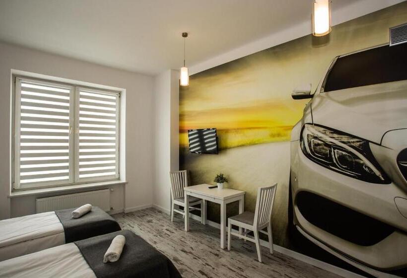 استودیوی استاندارد, Planet Hostel