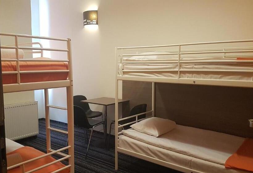 اتاق چهار تخته با دستشویی مشترک, Planet Hostel