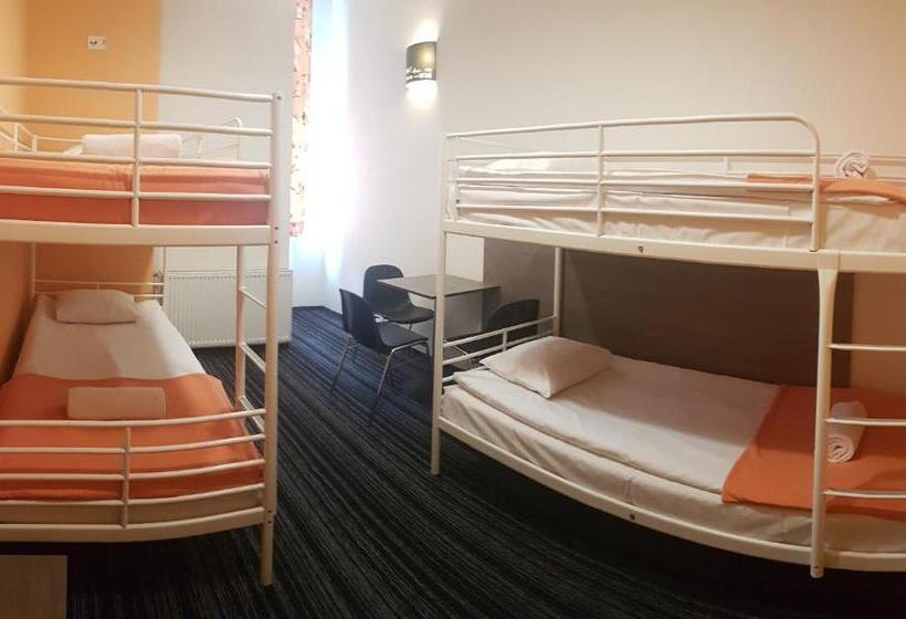 اتاق چهار تخته با دستشویی مشترک, Planet Hostel