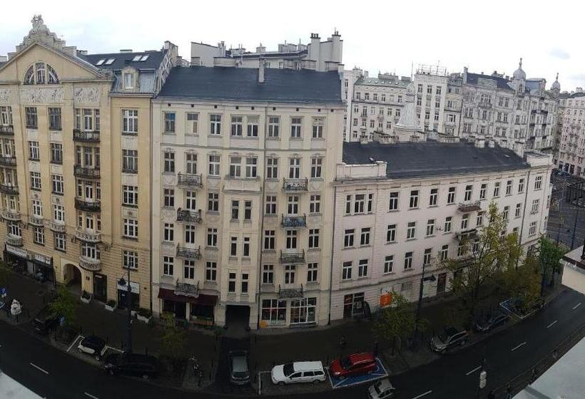 استودیوی استاندارد, Planet Hostel