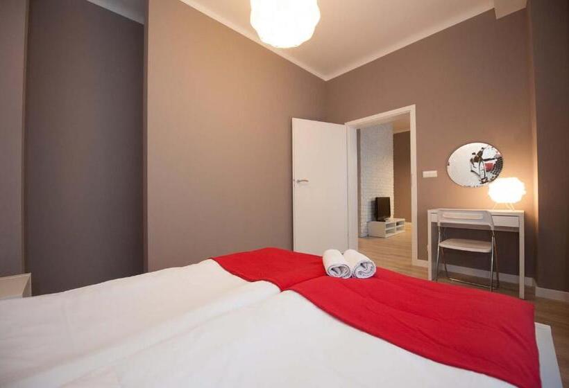 آپارتمان 1 خوابه, Planet Hostel