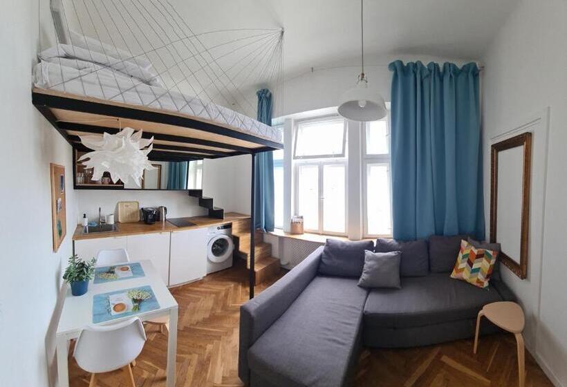 استودیوی استاندارد, Planet Hostel