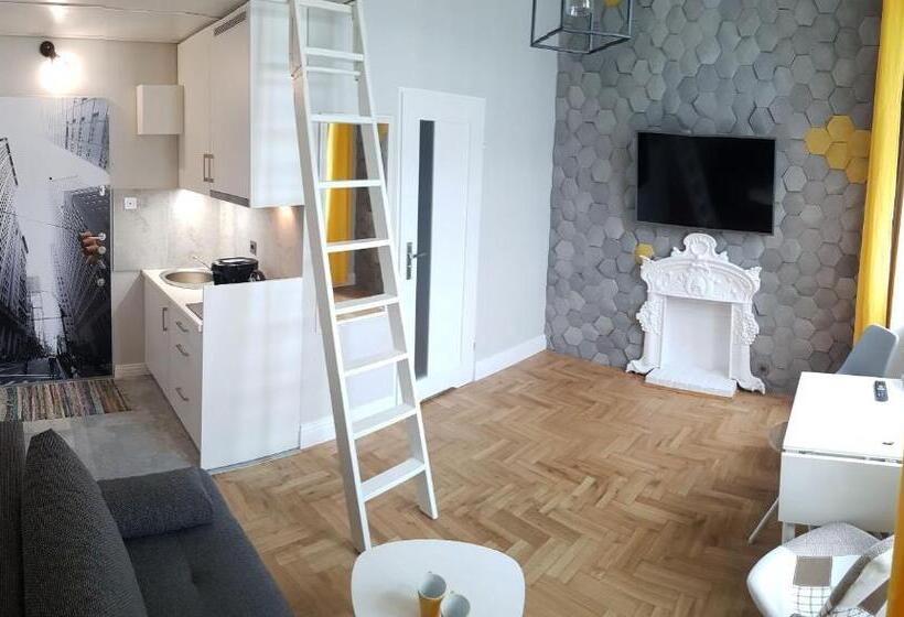 استودیوی استاندارد, Planet Hostel