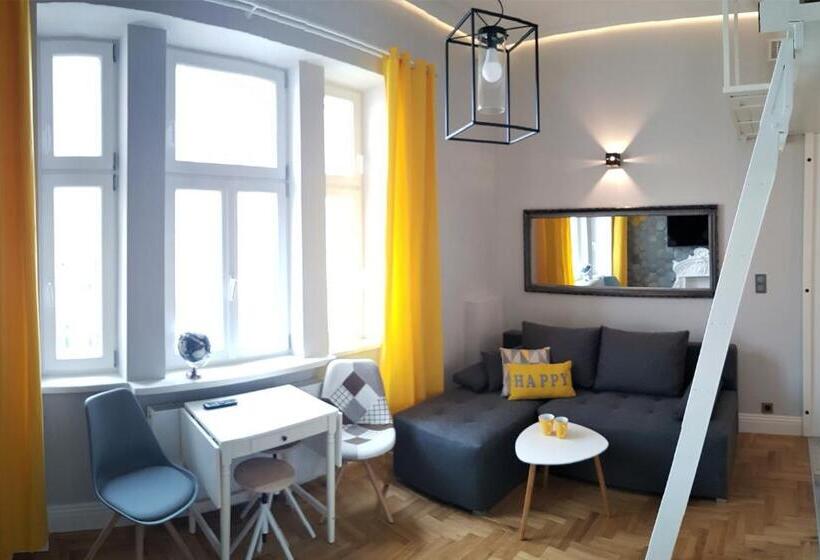 استودیوی استاندارد, Planet Hostel
