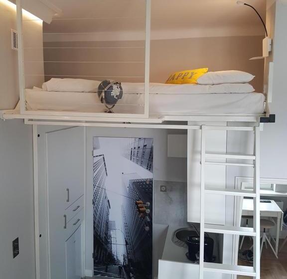 استودیوی استاندارد, Planet Hostel