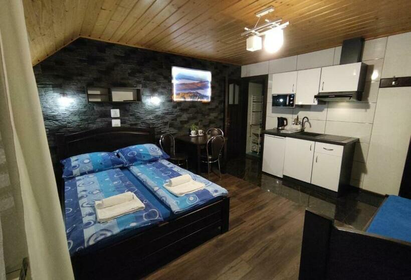 اتاق استاندارد سه تخته با بالکن, Pokoje I Apartamenty U Sabiny   Apartament I Domek Z Jacuzzi Na Wyłączność   Pozostałe Pokoje Bez Ja