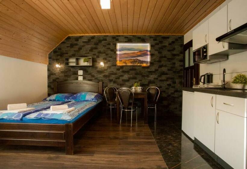 اتاق استاندارد سه تخته با بالکن, Pokoje I Apartamenty U Sabiny   Apartament I Domek Z Jacuzzi Na Wyłączność   Pozostałe Pokoje Bez Ja