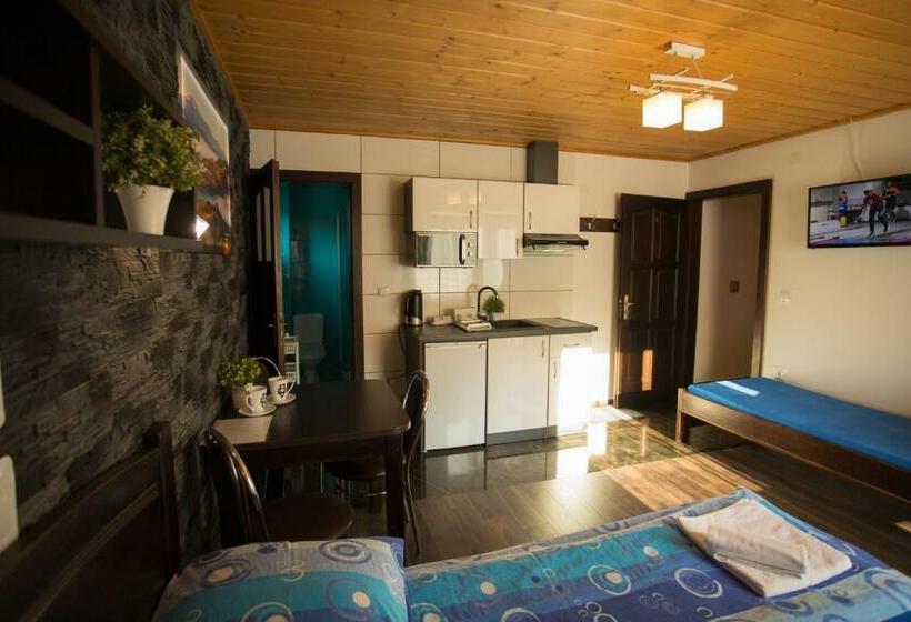 اتاق استاندارد سه تخته با بالکن, Pokoje I Apartamenty U Sabiny   Apartament I Domek Z Jacuzzi Na Wyłączność   Pozostałe Pokoje Bez Ja
