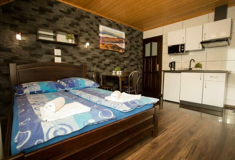 اتاق استاندارد سه تخته با بالکن, Pokoje I Apartamenty U Sabiny   Apartament I Domek Z Jacuzzi Na Wyłączność   Pozostałe Pokoje Bez Ja