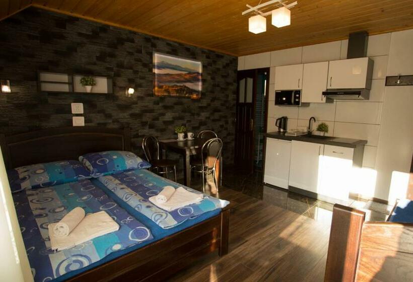 اتاق استاندارد سه تخته با بالکن, Pokoje I Apartamenty U Sabiny   Apartament I Domek Z Jacuzzi Na Wyłączność   Pozostałe Pokoje Bez Ja