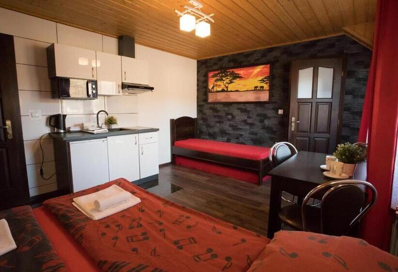 اتاق استاندارد سه نفره, Pokoje I Apartamenty U Sabiny   Apartament I Domek Z Jacuzzi Na Wyłączność   Pozostałe Pokoje Bez Ja