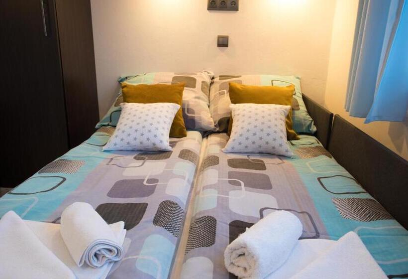 اتاق راحتی سه تخته, Pokoje I Apartamenty U Sabiny   Apartament I Domek Z Jacuzzi Na Wyłączność   Pozostałe Pokoje Bez Ja