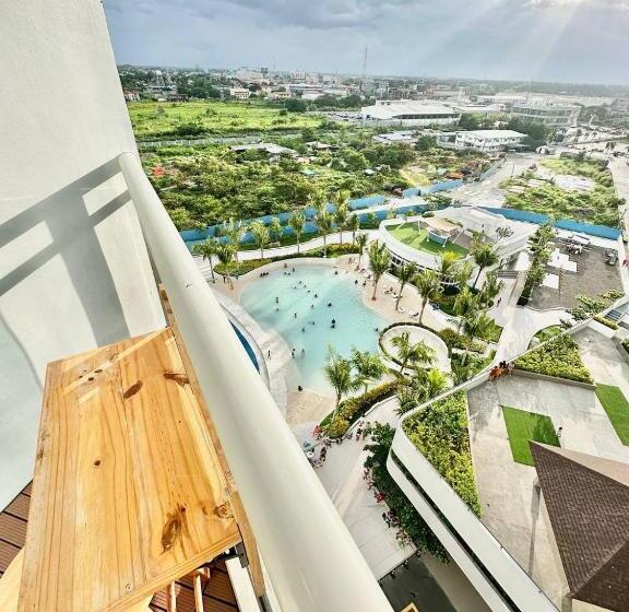 استودیو استاندارد با چشم‌انداز استخر, Azure North Staycations   Modern Bali
