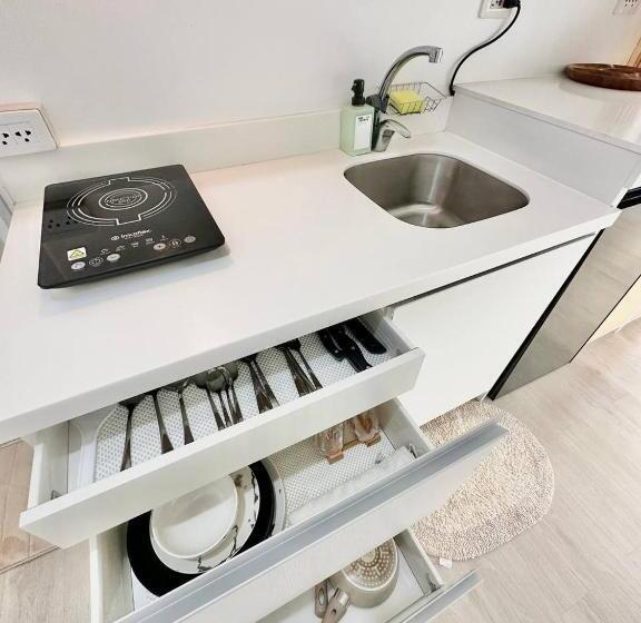 استودیو استاندارد با چشم‌انداز استخر, Azure North Staycations   Modern Bali