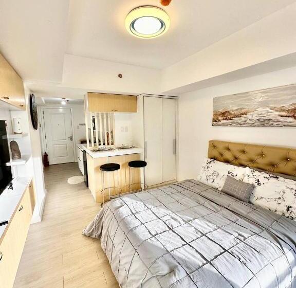 استودیو استاندارد با چشم‌انداز استخر, Azure North Staycations   Modern Bali