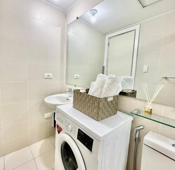 استودیو استاندارد با چشم‌انداز استخر, Azure North Staycations   Modern Bali