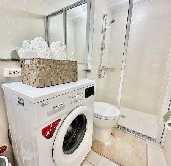 استودیو استاندارد با چشم‌انداز استخر, Azure North Staycations   Modern Bali