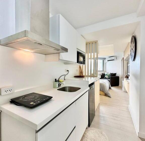 استودیو استاندارد با چشم‌انداز استخر, Azure North Staycations   Modern Bali